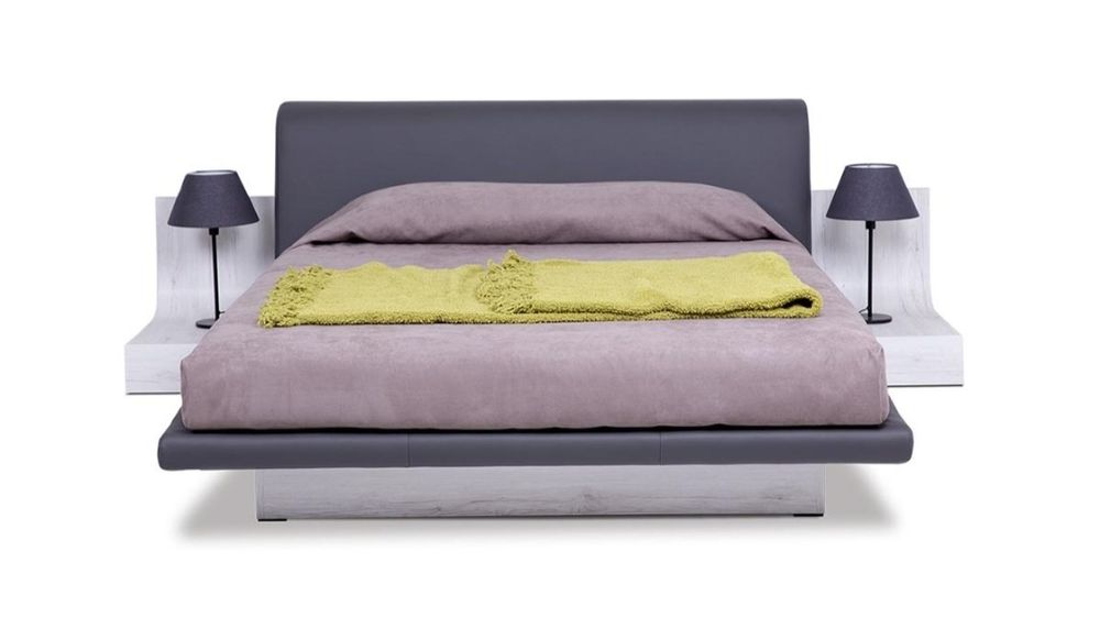 Спалня с матрак и нощни шкафчета