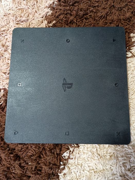 Vând PS4 însoțit de încă un controler și 4 jocuri