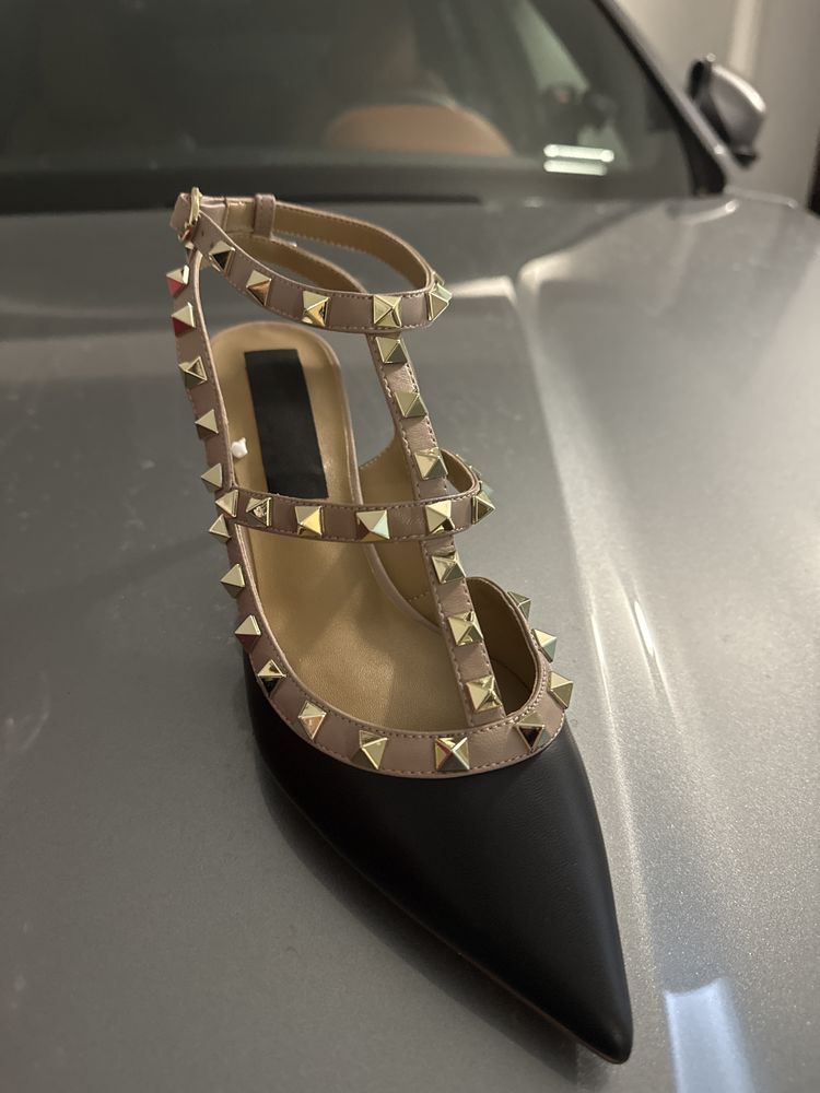 Vand sandale de piele noi nr 38 model Valentino