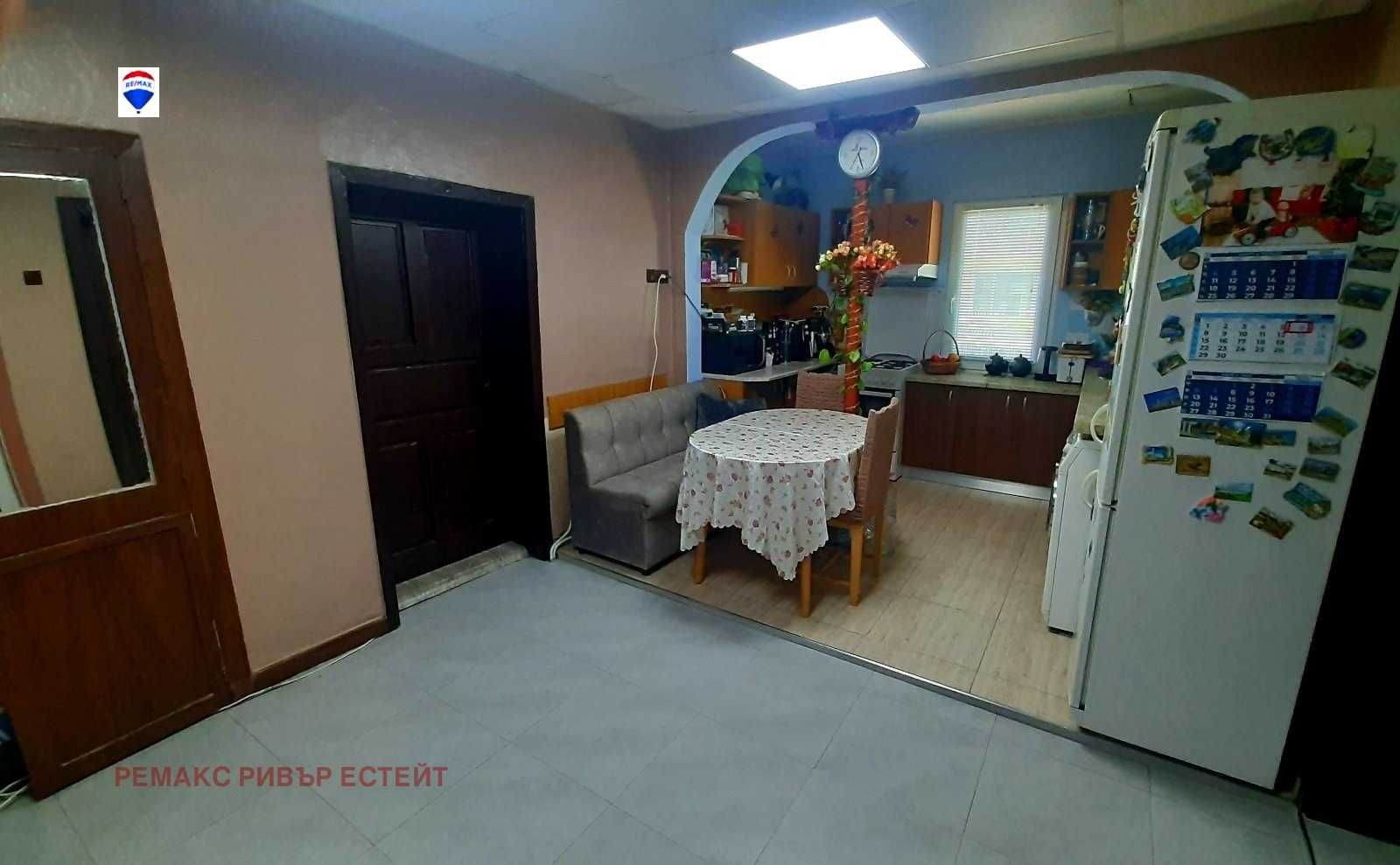 Градска къща за продажба в гр. Две могили