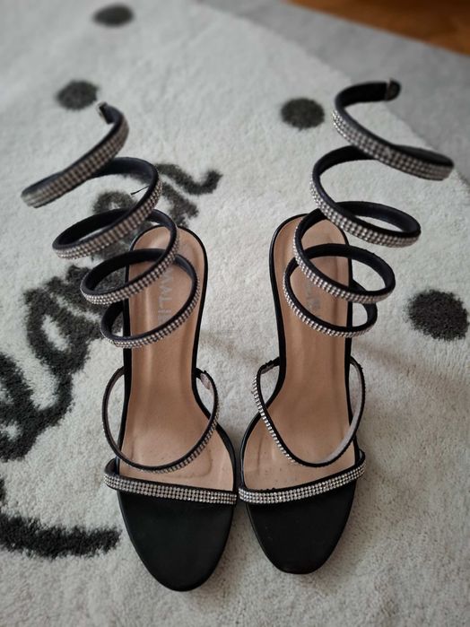 Черни сандали с камъчета