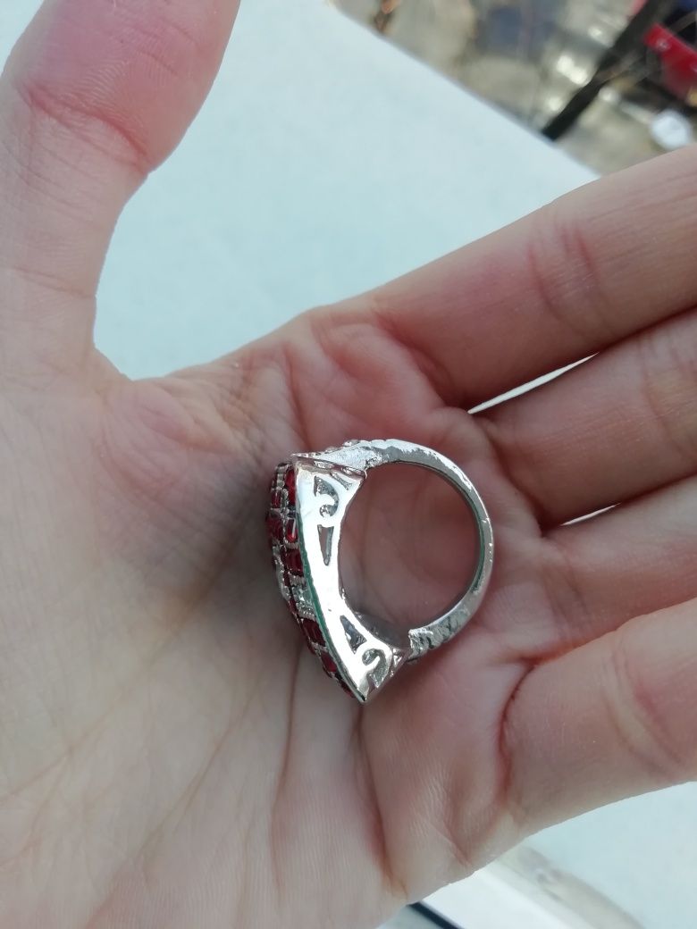 Inel argintiu cu roșu, mărimea/size 8 (nu e aur, nu e argint)
