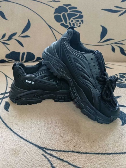 Adidași noi mărime 39
