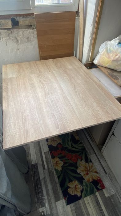 Столик, 2 жағыда созылып койылады,сапасы жаксы