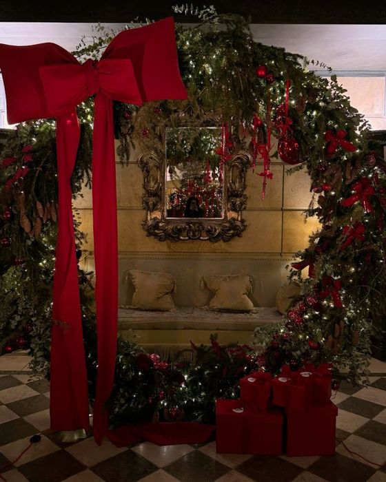 Новогодние арки, ёлки, украшения, гирлянды