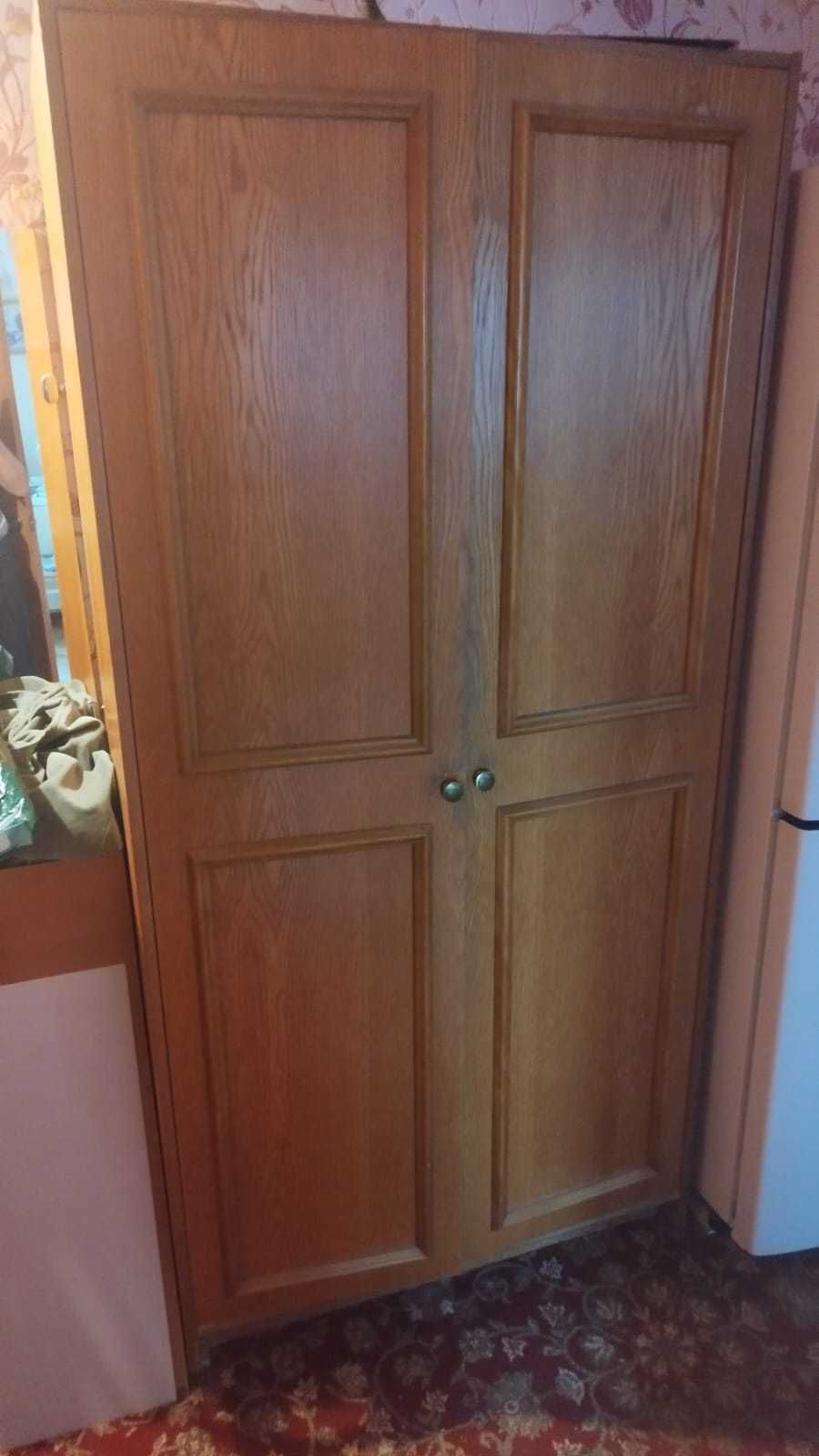 Шкаф для одежды и кровать