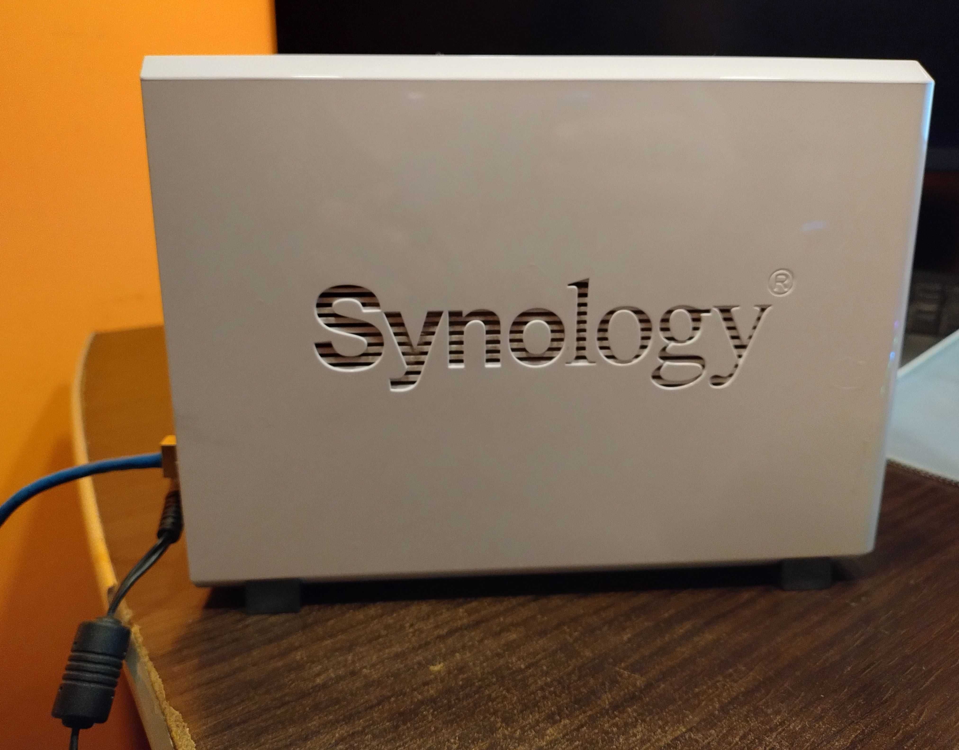 Synology 115J cu HDD 2TB (NAS, Media Server)