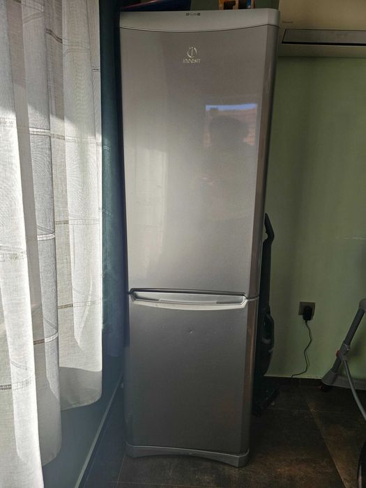 Хладилник с фризер Indesit