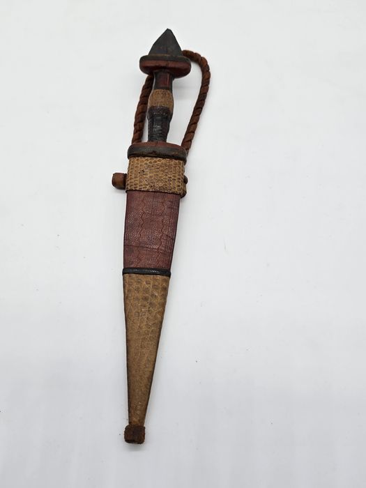 Cuțit vânătoare pumnal