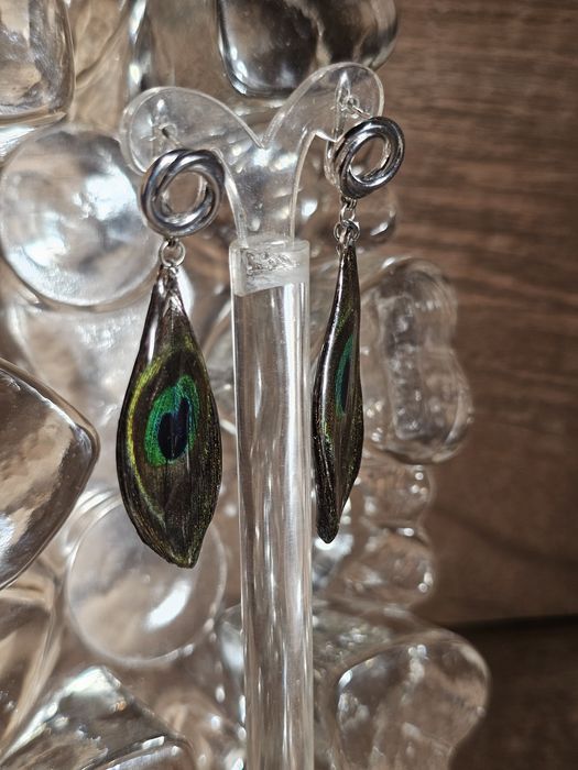 Ръчно изработени обеци с паунови пера, запечатани в епоксидна смола.