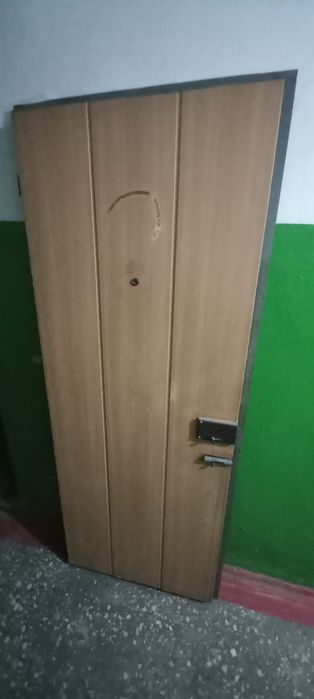 Продам  железную входную дверь