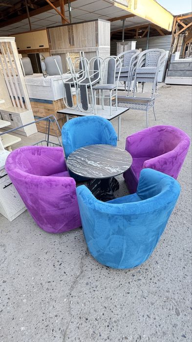 Kreslo va stol sotiladi