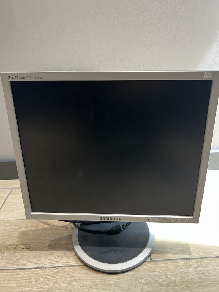 Samsung manitor sotiladi 17 dyumli