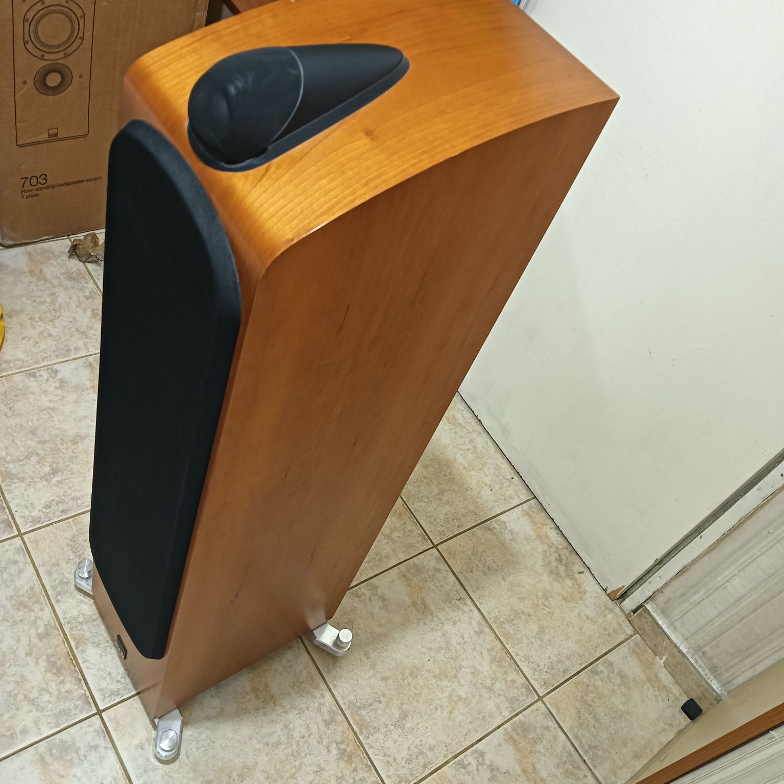 Продавам тонколони Bowers and Wilkins 703
