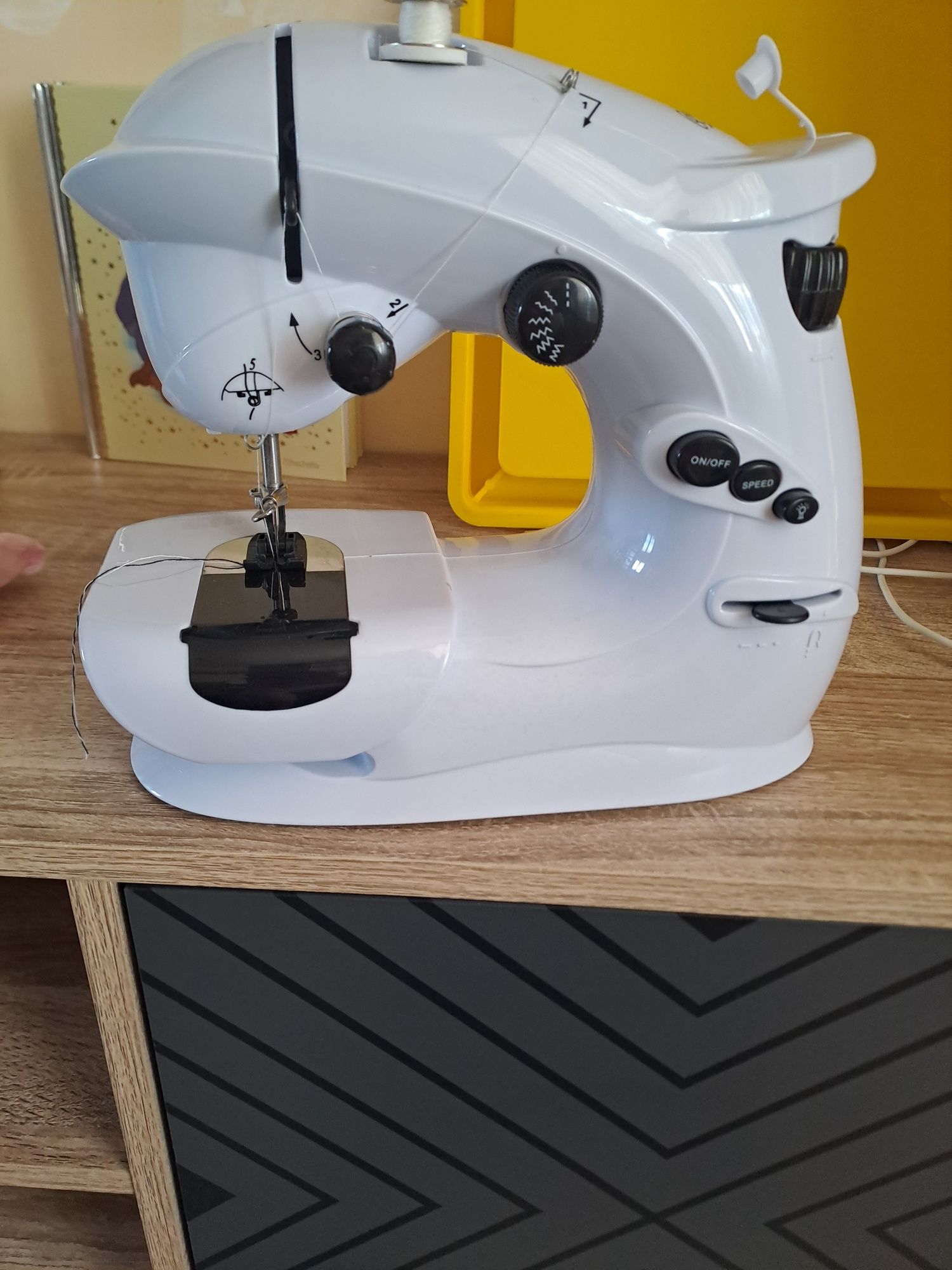 Шевна машина InnovaGoods 6 V 1000 mA