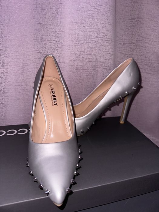 Pantofi cu toc argintii cu ținte