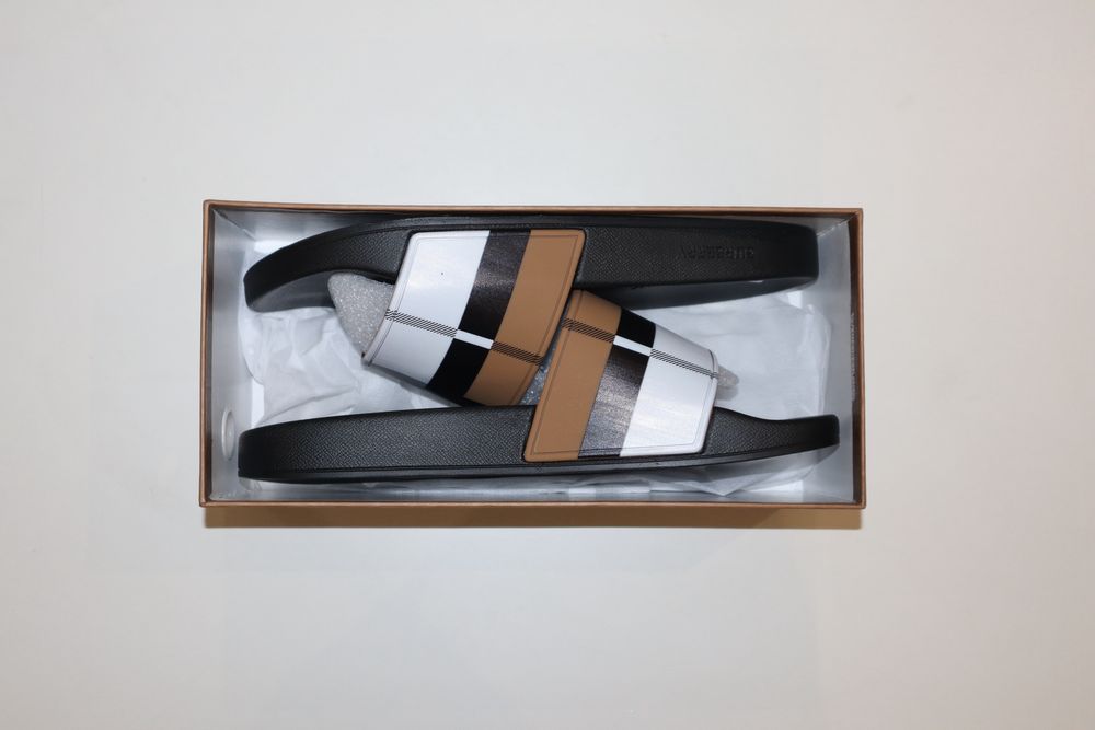 Burberry чехли.