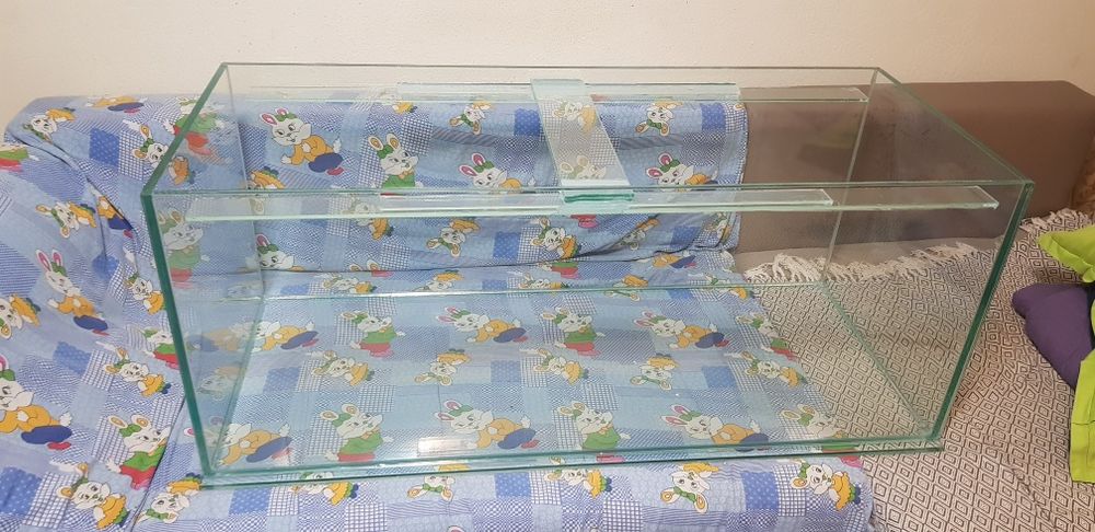 Acvariu cu masa metalica