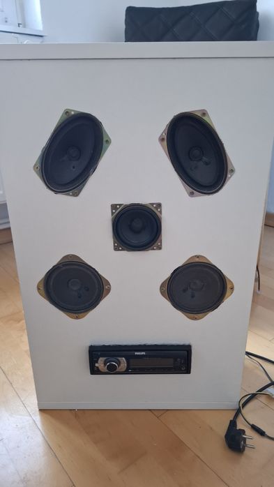 Radio cu boxe in carcasa