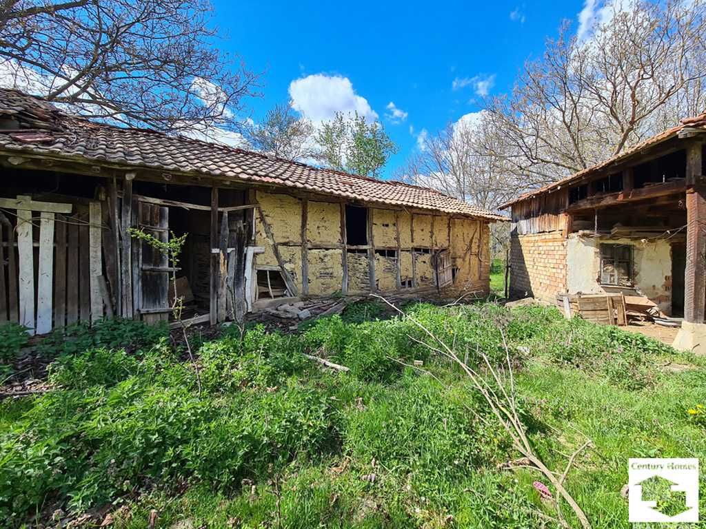 175090 Двуетажна къща с гараж и голям двор, в село до гр. Севлиево