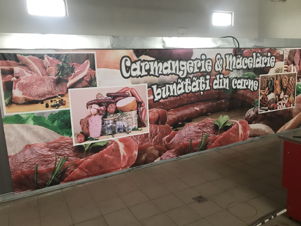 Banere diferite dimensiuni cu reclama  produdse din carne .