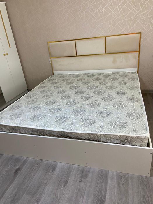 Продаю спальный гарнитур