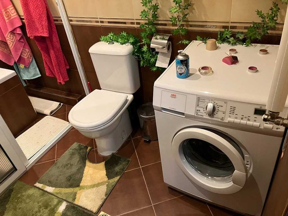 Продавам обзаведен тристаен апартамент