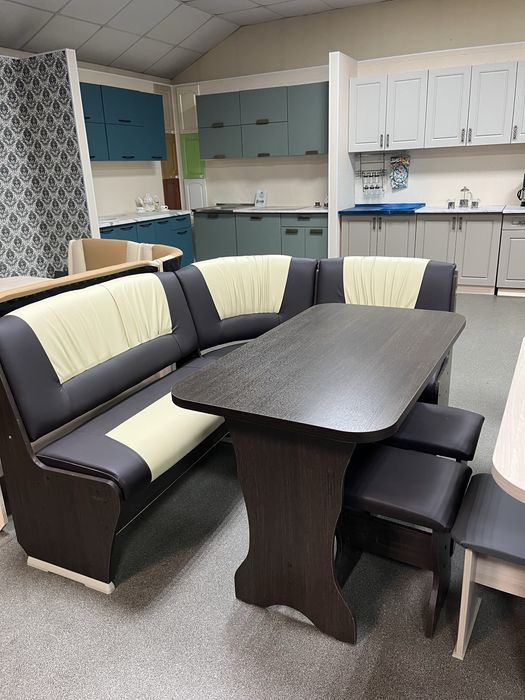 Новый кухонный уголок, стол, 2 табурета.