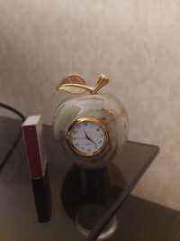 Часы  сувенирные в форме яблока
