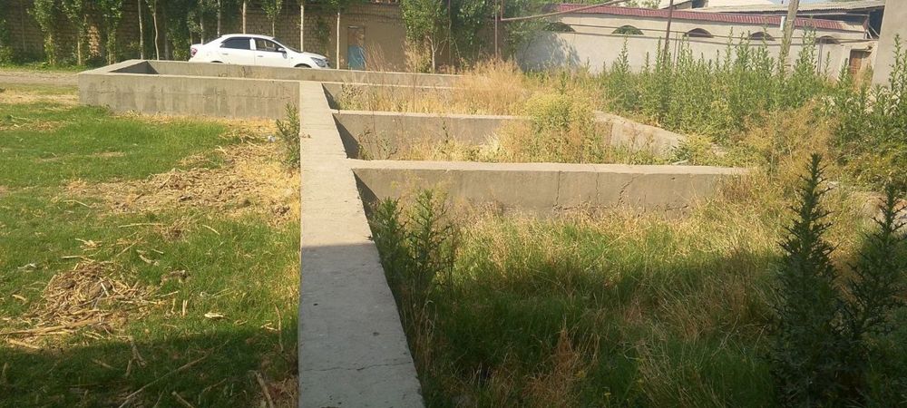Uchastka sotiladi 8 sotix 4 sotiga beton quyilgan planirovkasi chiroyl