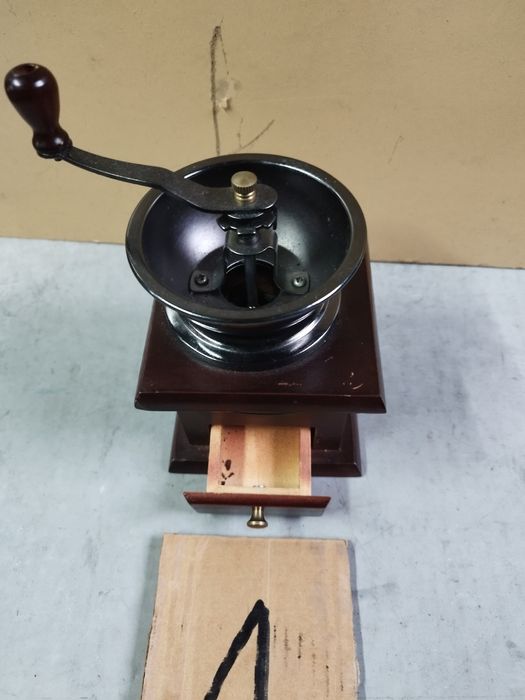 Атрактивна мелничка за кафе