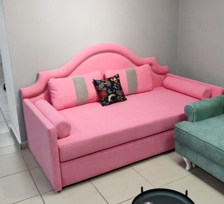 Новый розовый диван