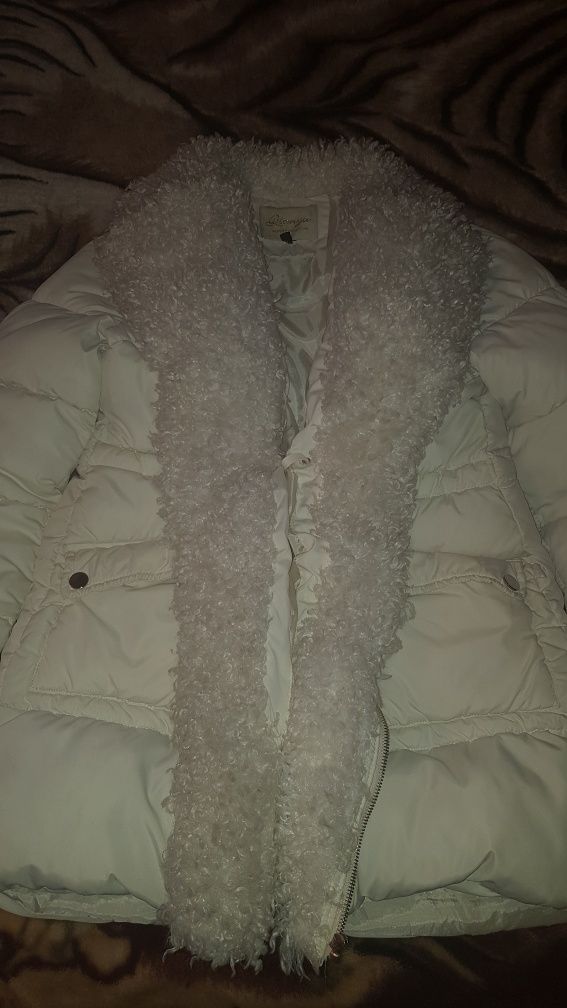 Продам куртку женскую белую