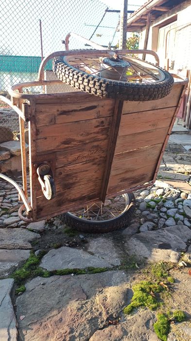 Продавам метална количка на две колела  мотоциклетни