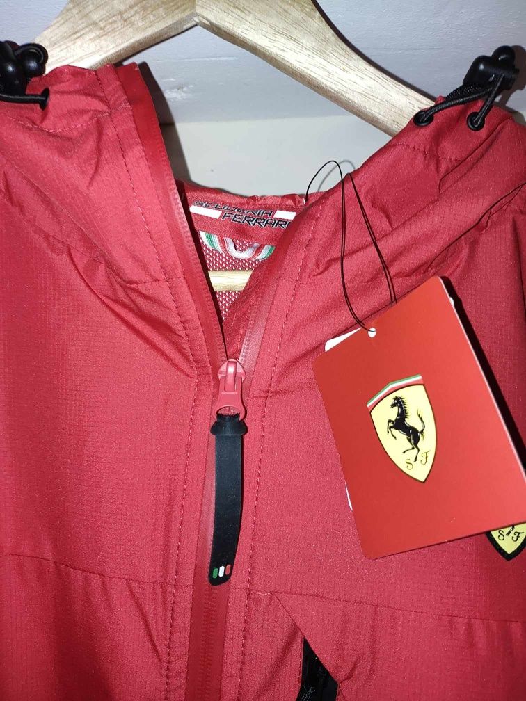 Jacheta Ferrari impermeabila cu eticheta