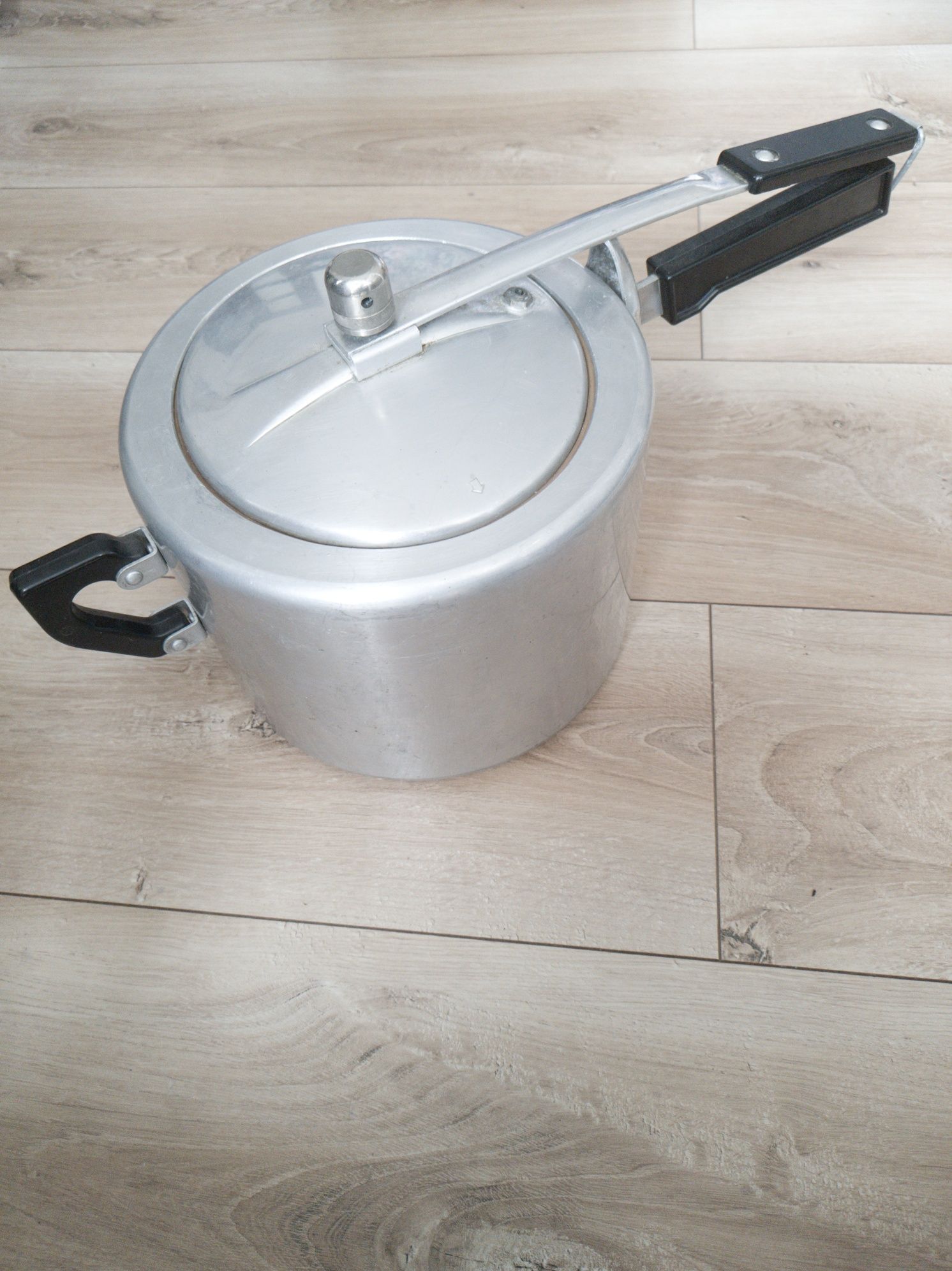 Vând oală presiune 6 l. Kukta made in Hungary