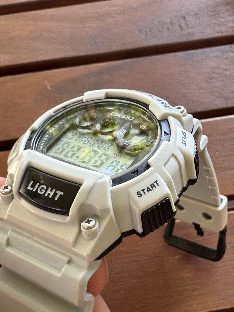 Часовник Casio с вибро аларма