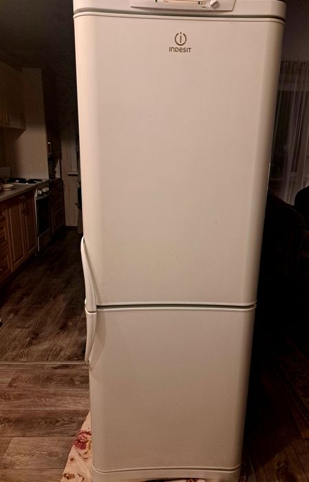 Холодильник Indesit