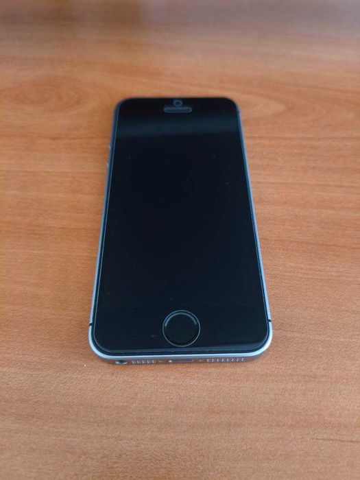 Apple iPhone SE 32gb фабрично отключен телефон, без забележки като нов
