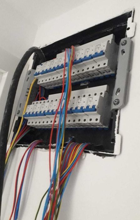 Electrician - Montaje & Reparații