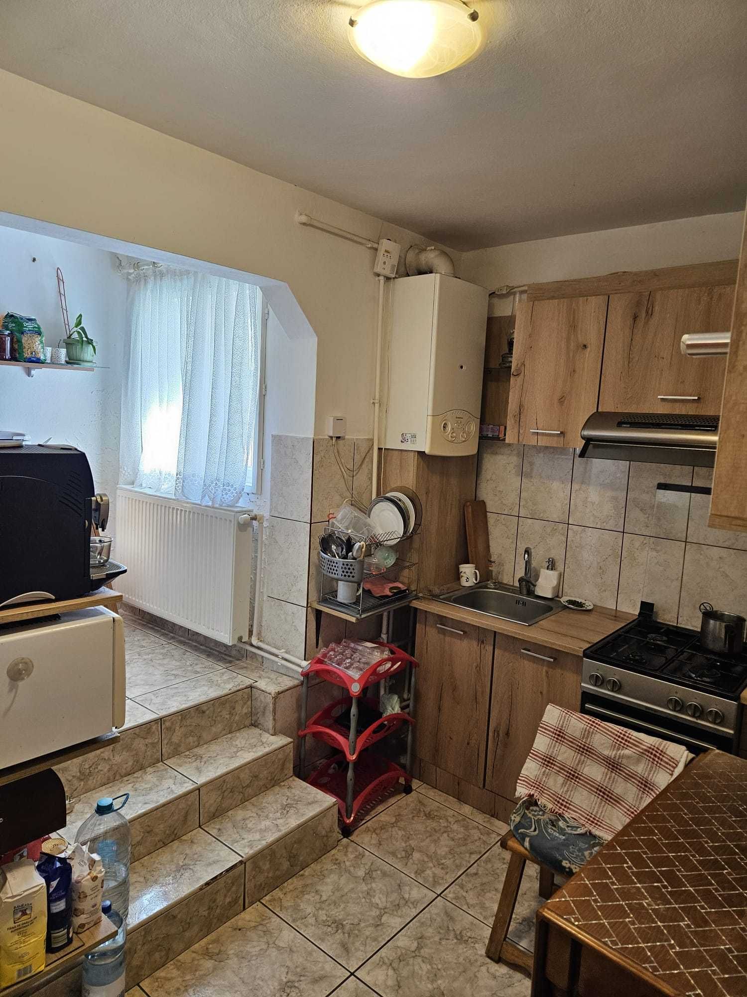 Apartament cu 3 camere, decomandat, Burdea.