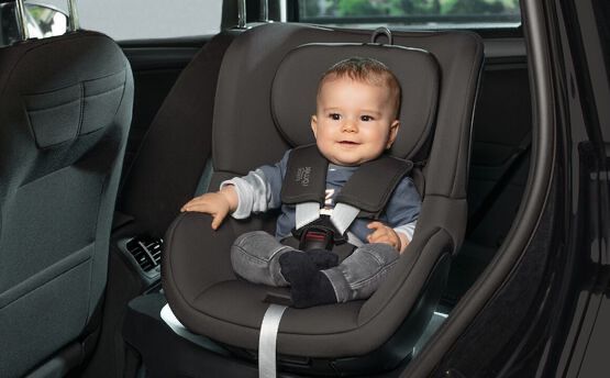 Britax Romer Dualfix i-Size M стол за кола + подложка подарък