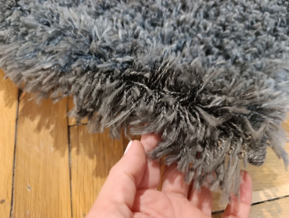 Графитено сив килим