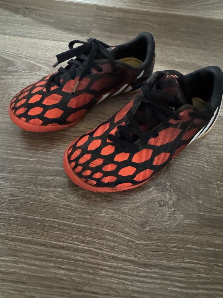 Футболни обувки Adidas номер 32