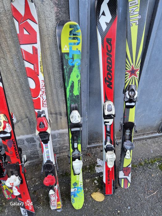 Vând schiurii diferite mărimi