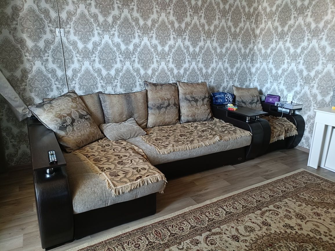 Продам угловой диван с креслом