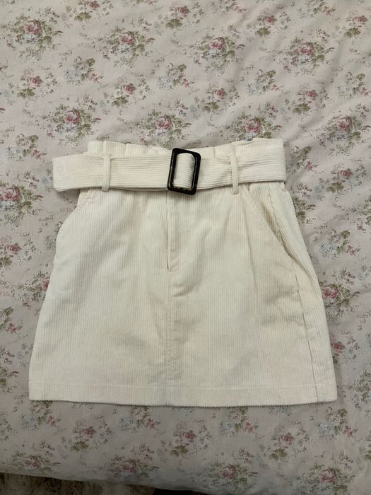 бяла кадифена пола от Zara