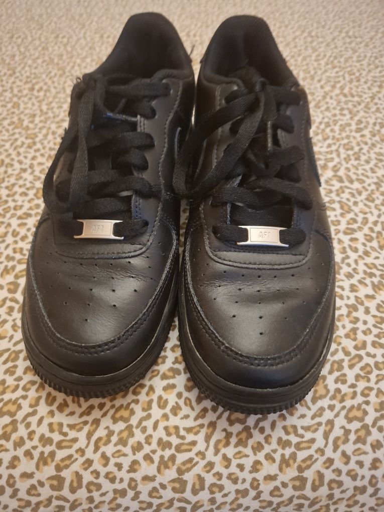 Vând adidas Nike Air Force 1, mărimea 38, stare buna