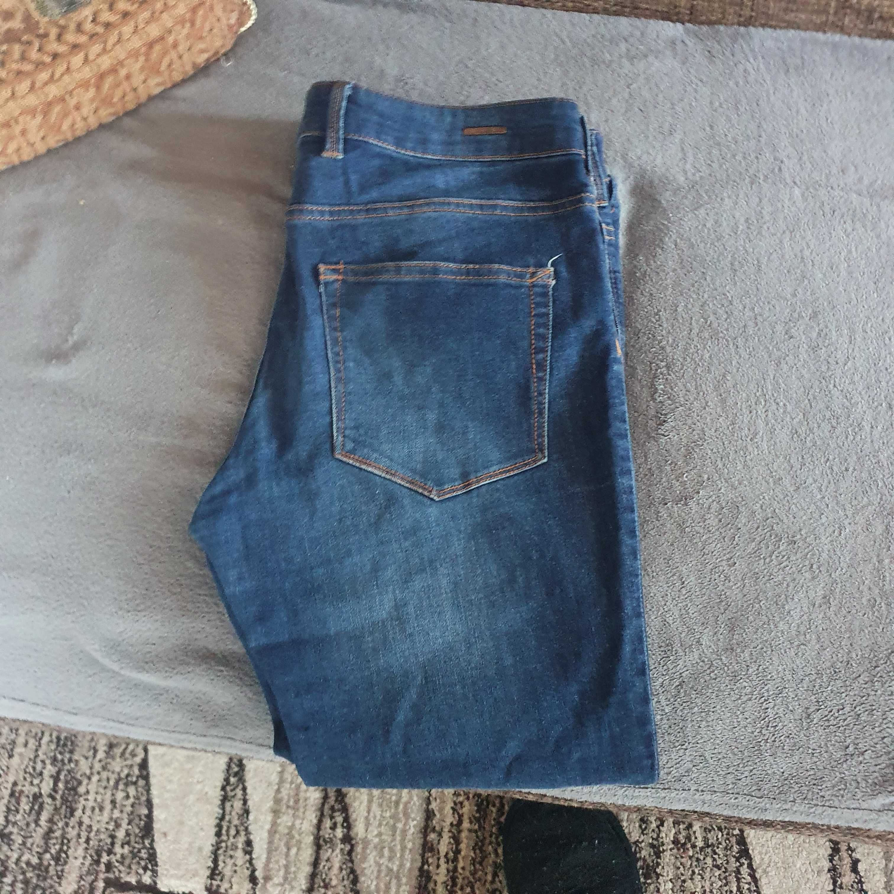 Vand jeans de dama PULL&BEAR  50 de lei