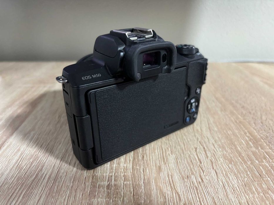 Canon M50 + Obiectiv 15-45mm + Card 32GB + Cablu date original